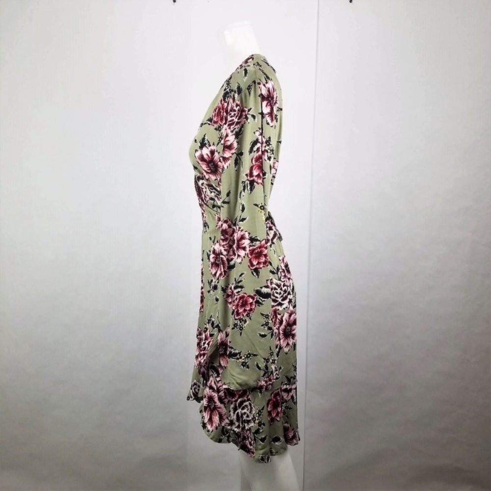 Minkpink Femme Flora Wrap dress in sage green - Picture 3 of 9